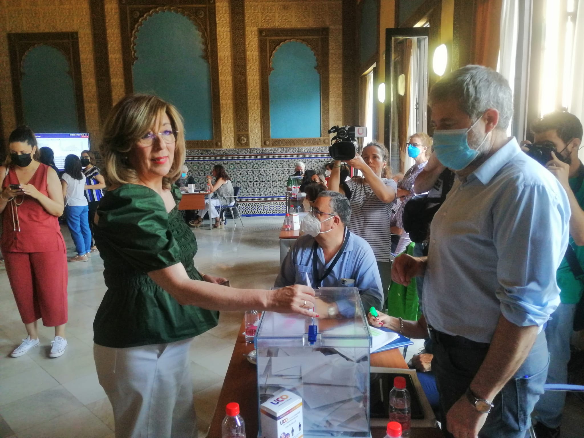 La candidata Julieta Mérida, votando esta mañana en el Rectorado.