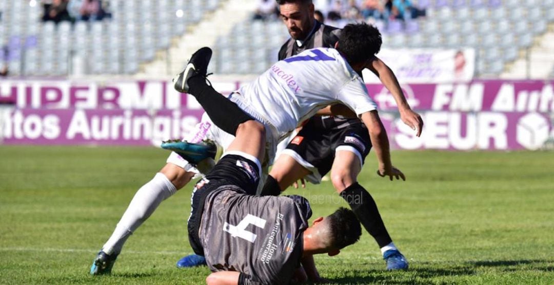 Jugadores del Antequera y del Real Jaén durante el partido.