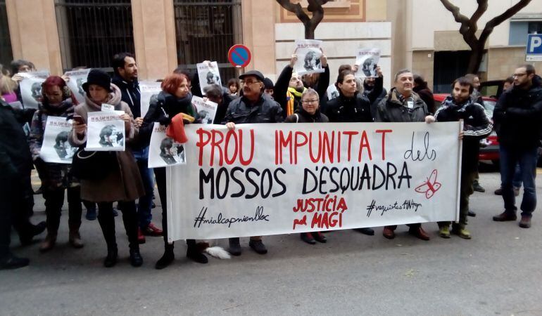 Concentració a les portes de l&#039;Audiència. 