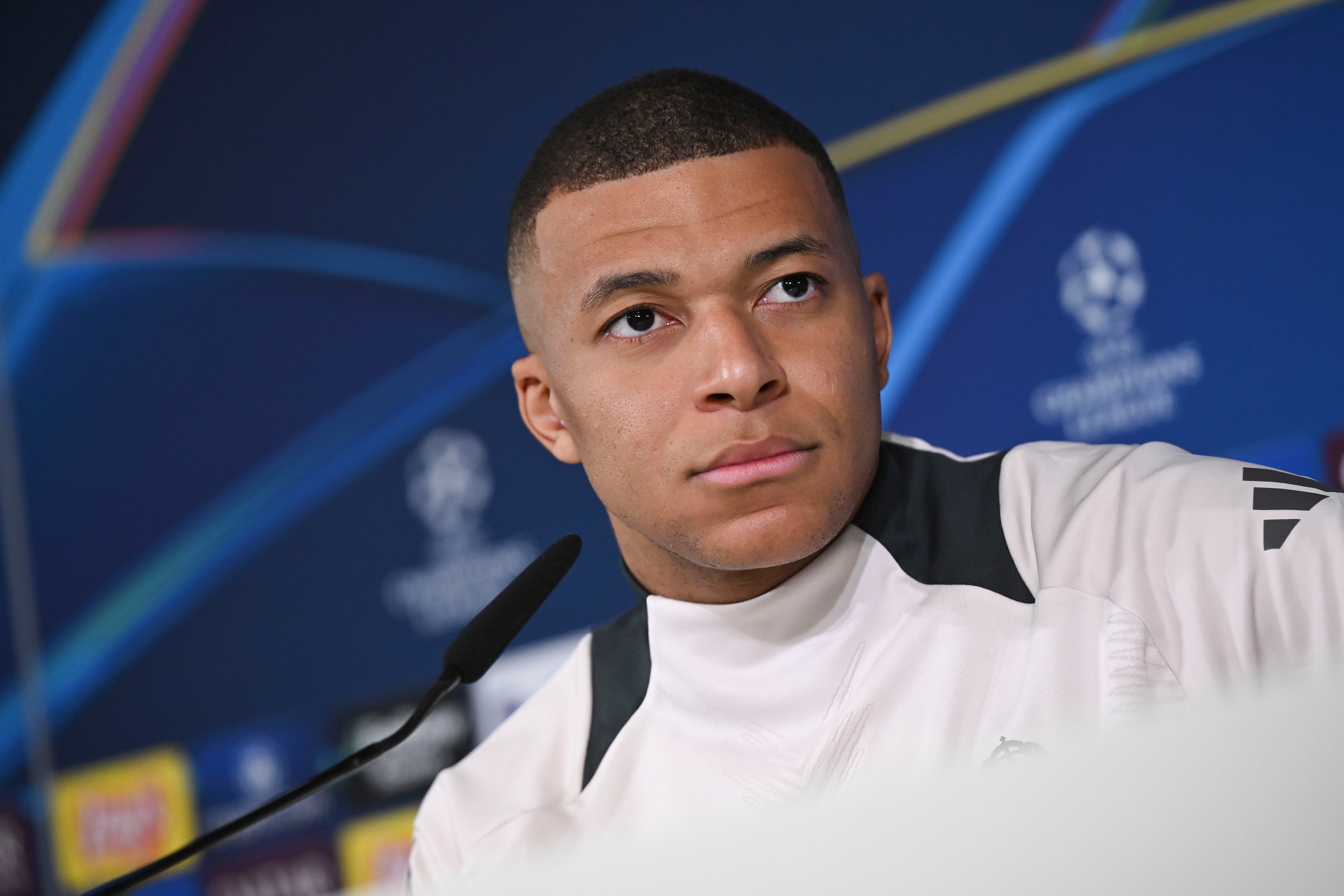 El delantero del Real Madrid, Kylian Mbappé, atiende a los medios en la sala de prensa de Valdebebas