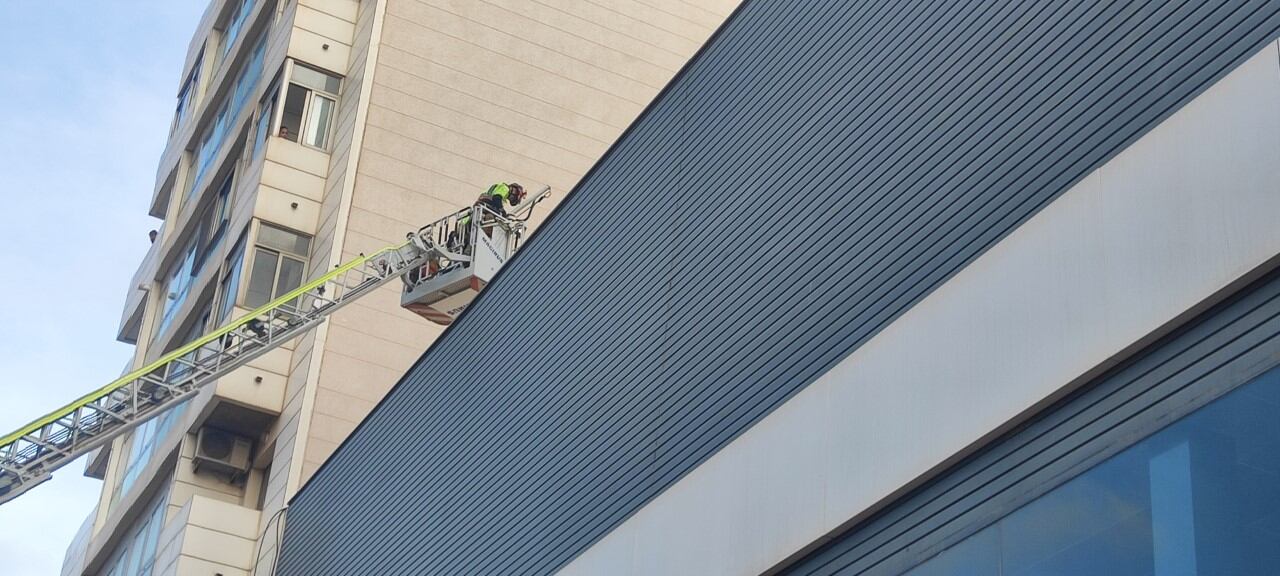 Camión escala accediendo a un edificio de Cartagena donde presuntamente se habría caído una persona desde un 8 piso