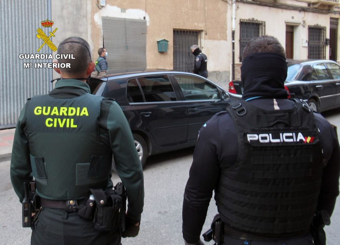 Agentes durante la operación policial