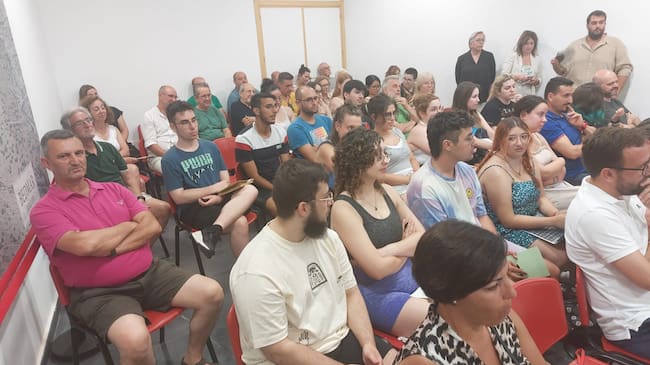 Público y alumnos asistentes a la presentación