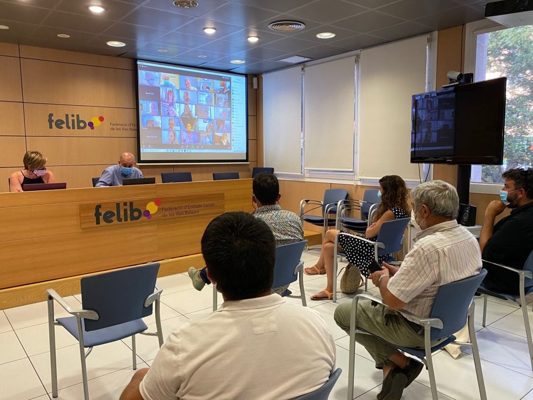 Comienzo de la reunión de la Felib para valorar el documento de la FEMP. 
 