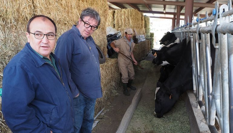 Pedro José Muñoz y José Antonio Herráez visitan una explotación ganadera en Cardeñosa