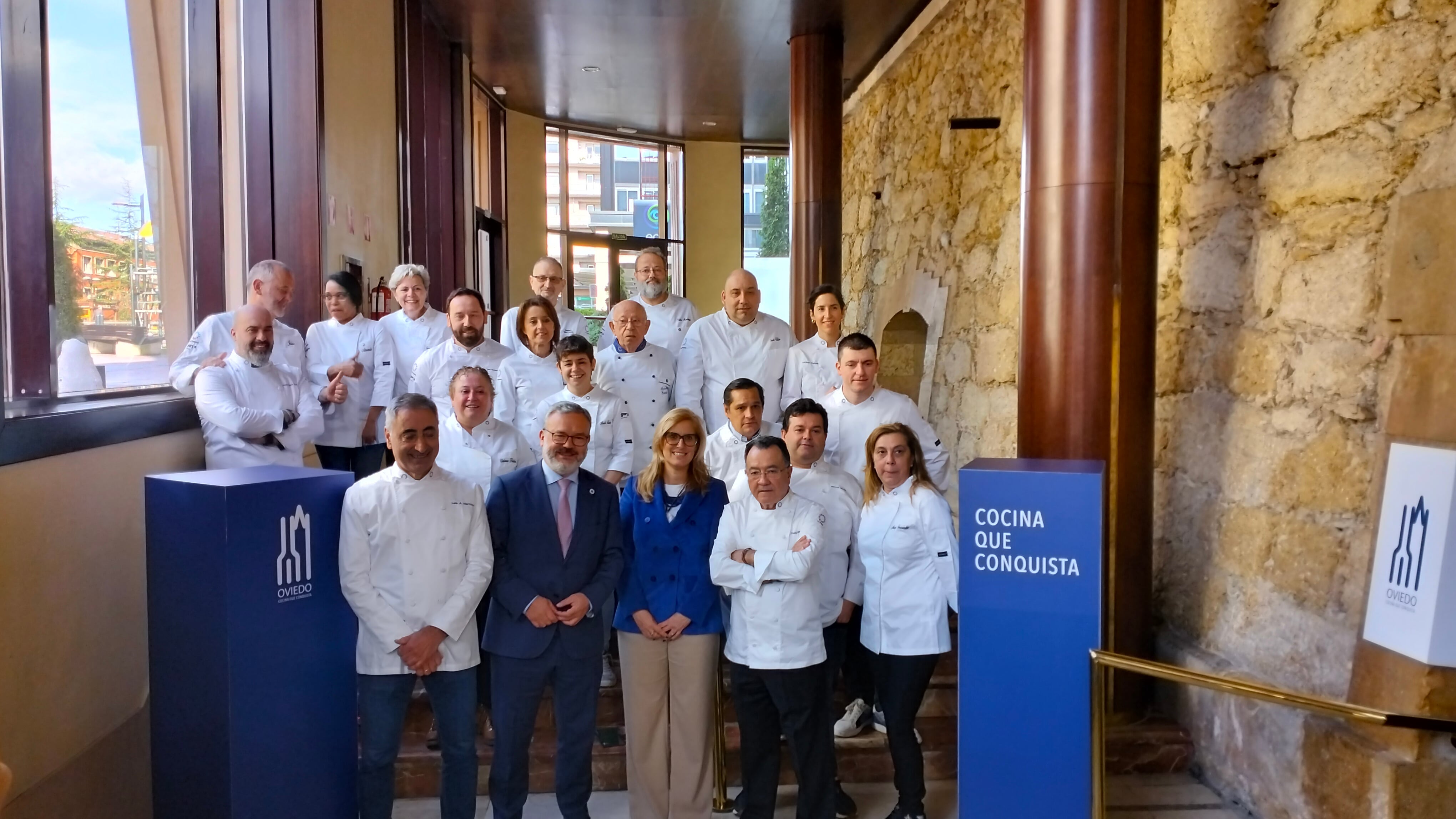 Los cocineros asturianos miembros de &quot;Eurotoques&quot; posan con el Concejal de Turismo de Oviedo, Alfredo García Quintana, y la Viceconsejera de Turismo, Lara Martínez