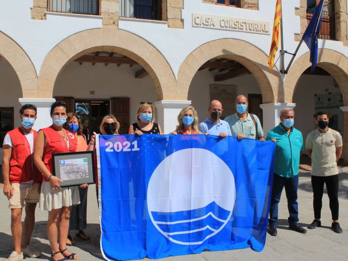 Santa Eulària recibe cinco banderas azules y una mención especial por el servicio de baño adaptado