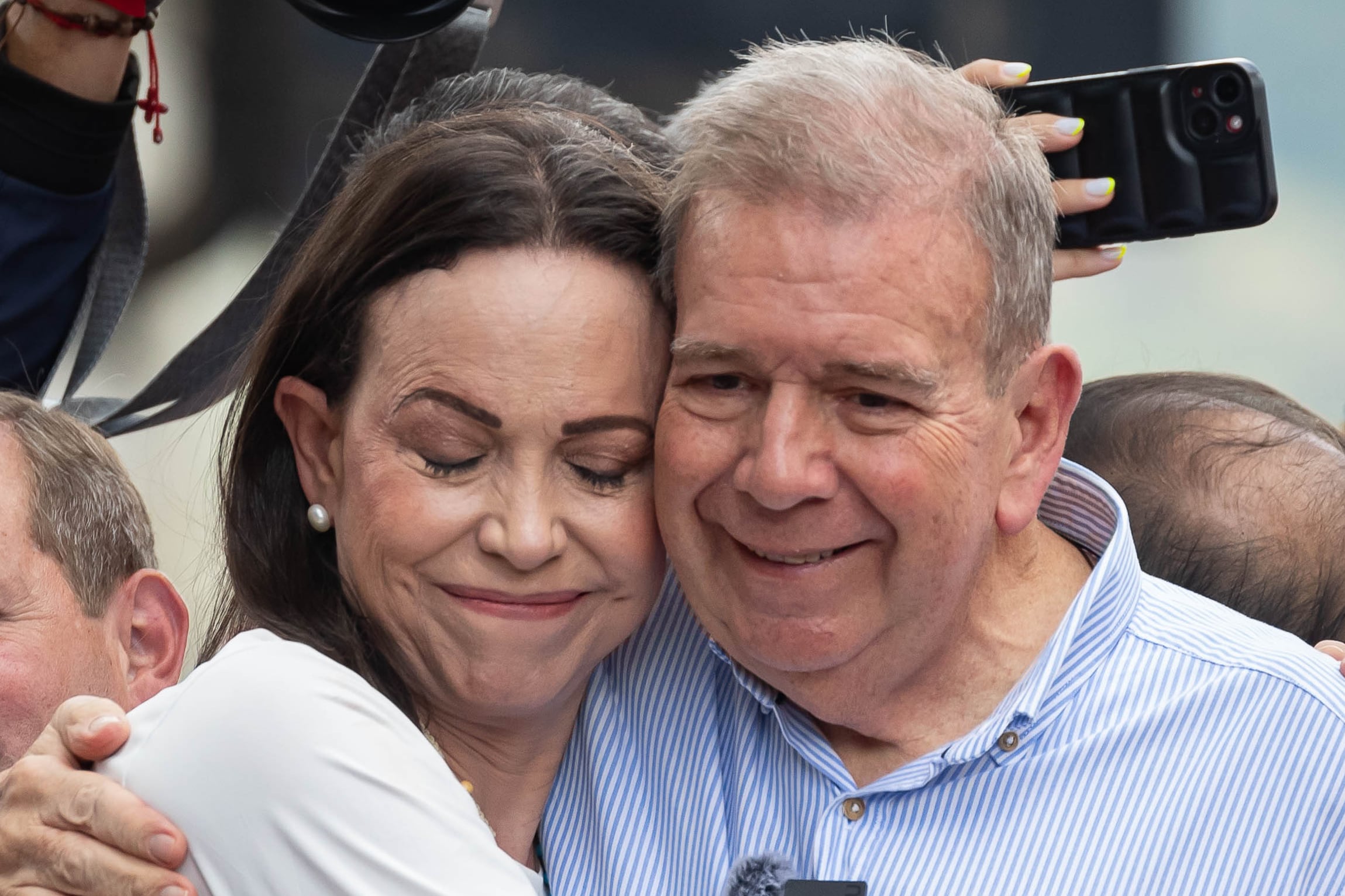 La líder opositora venezolana María Corina Machado (i) abraza al candidato a la presidencia de Venezuela Edmundo González Urrutia. EFE/ Ronald Peña R.