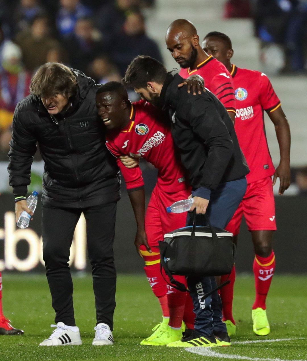 El centrocampista senegalés del Getafe Amath Ndiaye se retira lesionado durante el partido de la decimoquinta jornada de Liga en Primera División que en el estadio de Butarque, en Leganés.