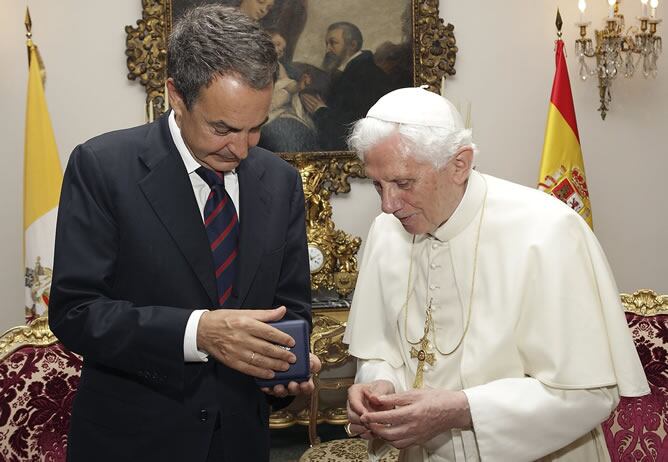 Fotografía facilitada por la Presidencia del Gobierno del jefe del Ejecutivo español, José Luis Rodríguez Zapatero y el papa Benedicto XVI durante el intercambio de regalos en el encuentro que han mantenido esta tarde en la sede de la Nunciatura