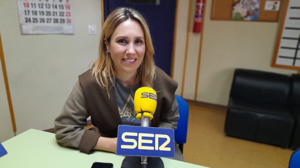 La concejala de Turismo, Patrimonio Histórico y Promoción Económica, Raquel Caballero, explica la situación actual de sus concejalías