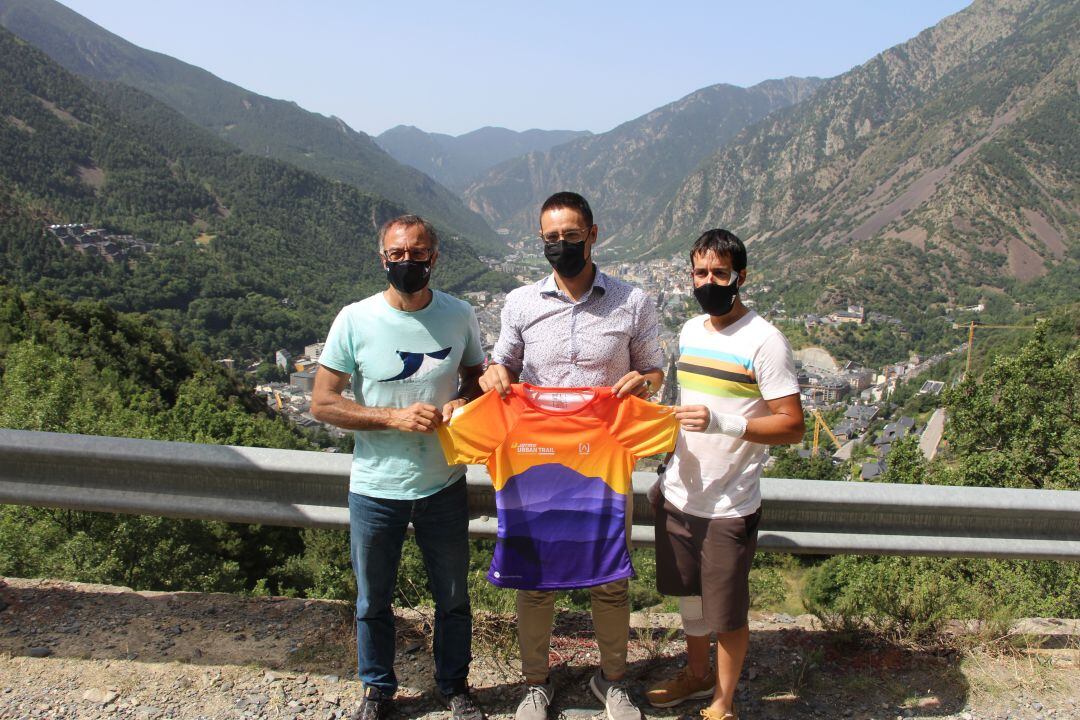 El director tècnic de la cursa, Gaspar Pellicer, juntament amb el conseller d'Esports i TIC, Josep Batalla, i el cap de departament d'Esport, Julio Pintado, mostren la samarreta de la quarta edició.