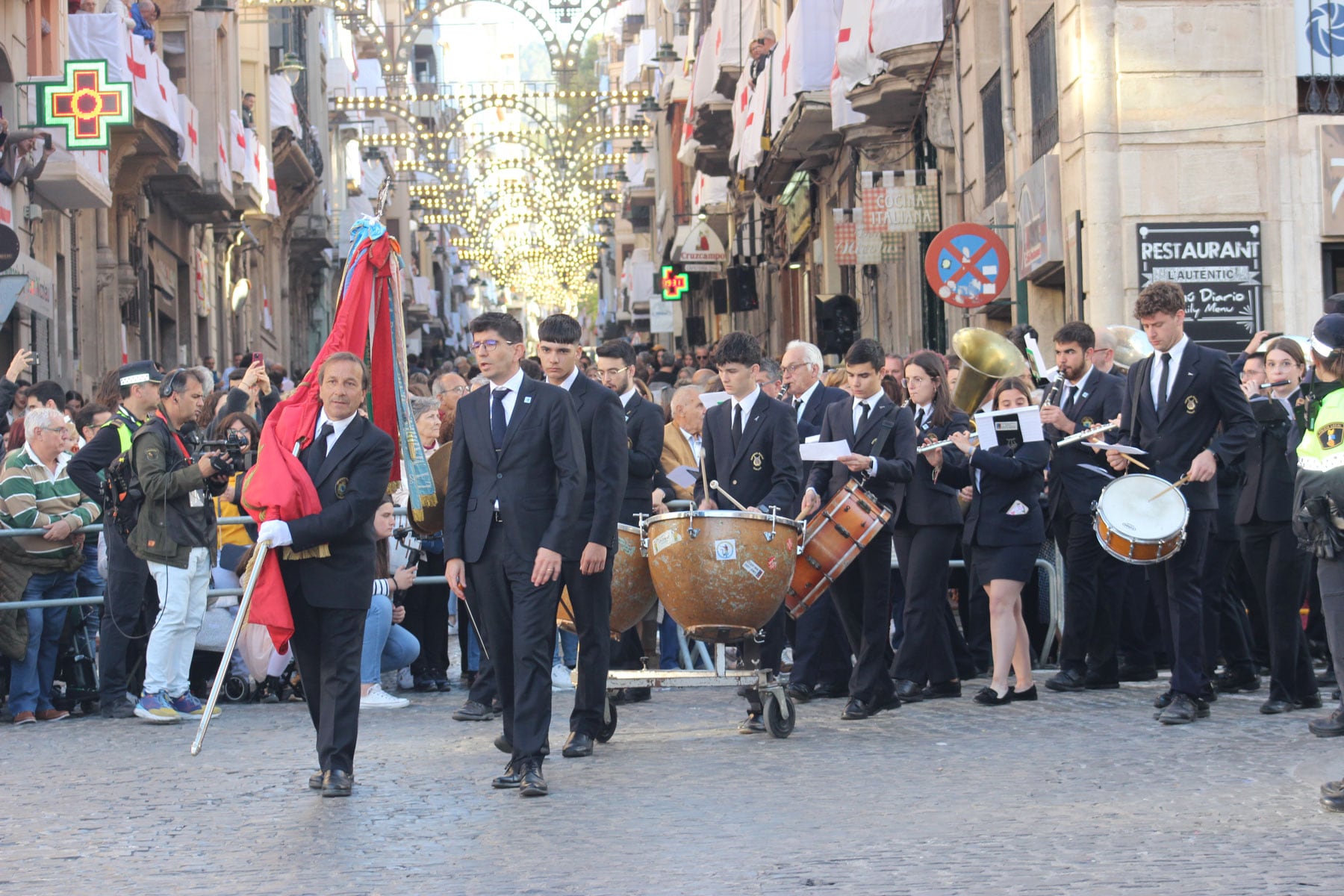 Una banda entrando a la plaza de España durante la Fiesta del Pasodoble.