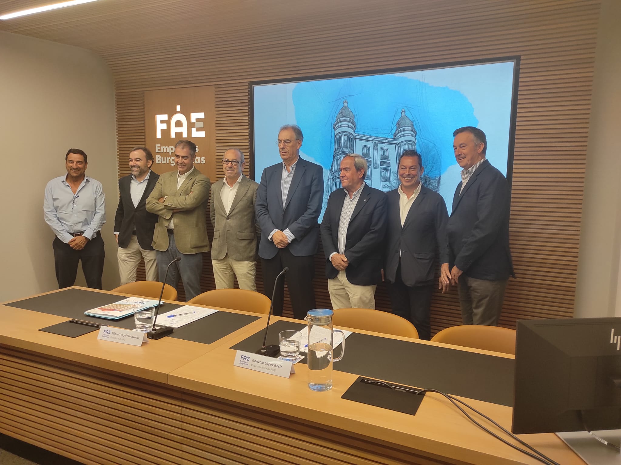 Miguel Ángel Benavente -cuarto por la derecha- junto a miembros de la directiva de FAE Burgos, en el acto en el que ha anunciado que retira su candidatura a la presidencia de la patronal burgalesa. / Foto: Radio Castilla