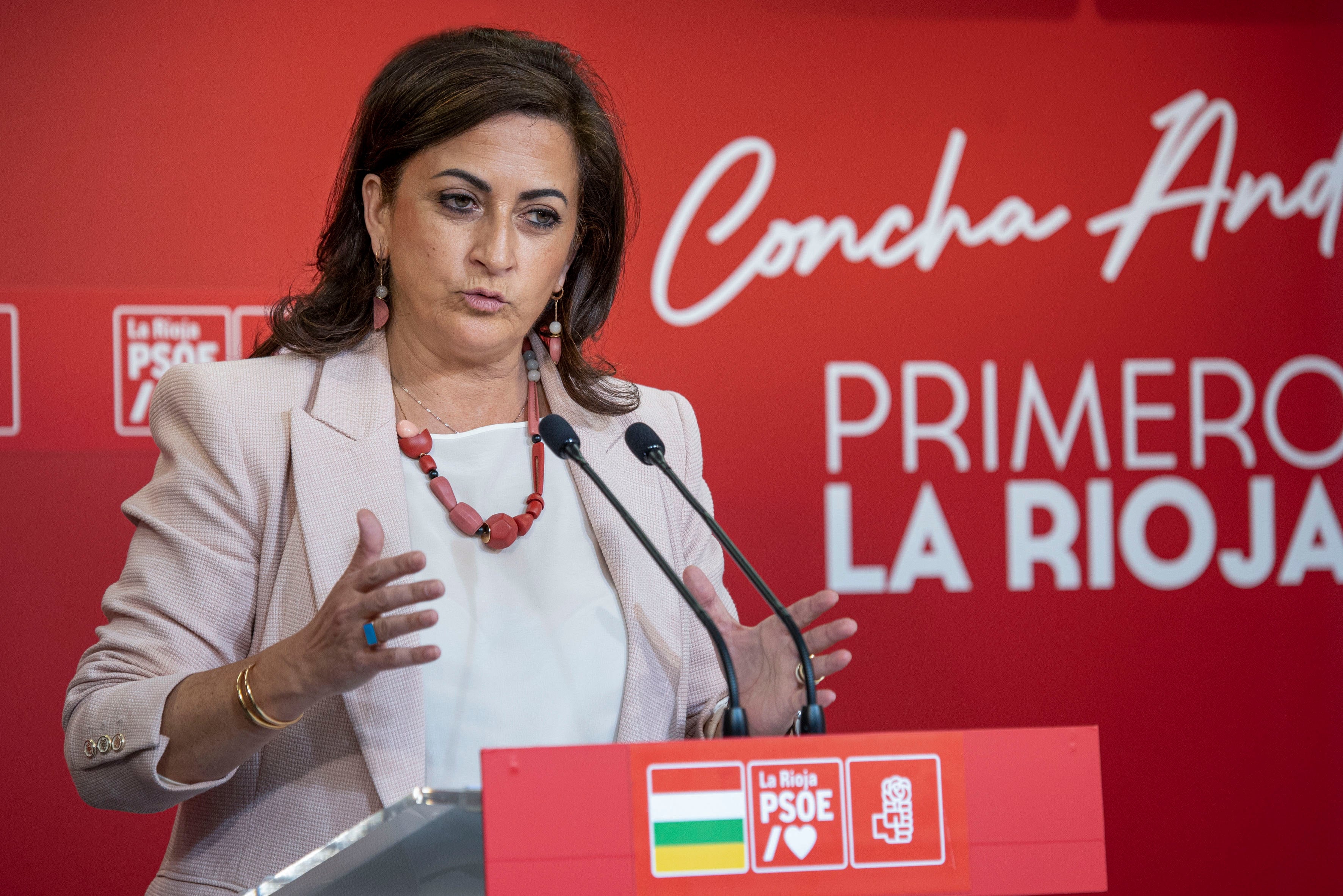 LOGROÑO 31/05/2023.- La secretaria general del PSOE de La Rioja y presidenta del Gobierno regional en funciones, Concha Andreu, da una rueda de prensa este miércoles en Logroño para afirmar que está &quot;a disposición de la Comisión Ejecutiva y del partido&quot; sin que aún tenga nada decidido sobre su futuro político, tras no ser elegida en las elecciones del 28 de mayo. EFE/Raquel Manzanares
