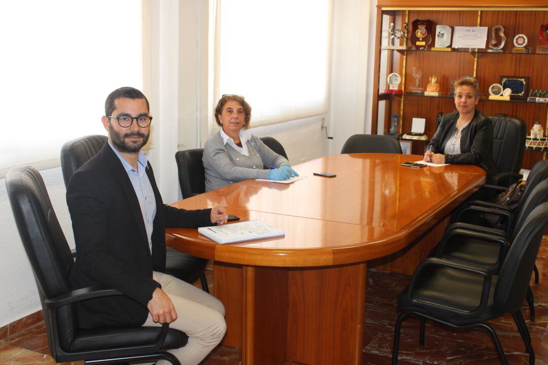 El Alcalde de l'Alcora, Samuel Falomir, reunido en el Ayuntamiento de la localidad con las concejalas Ana Huguet y Vanessa Periz