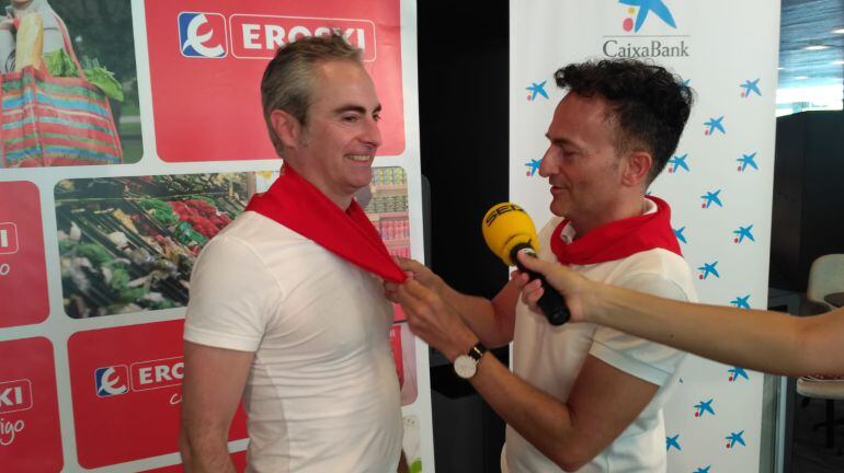 Diego Urabayen, hijo de Miguel Urabayen, crítico de cine y profesor universitario, que recibe a título póstumo el pañuelico de honor 