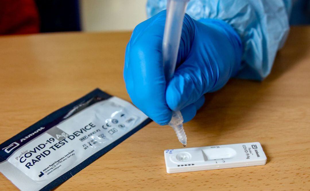 A partir de ahora Osakidetza solo confirmará los test positivos de las personas con síntomas graves y colectivos vulnerables