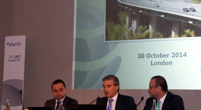 El conseller delegat d'Abertis, Francisco Reynés, el director d'inversions, Steven Fernández, i el director general financer, José Alfaro, durant la presentació davant dels inversors a Londres