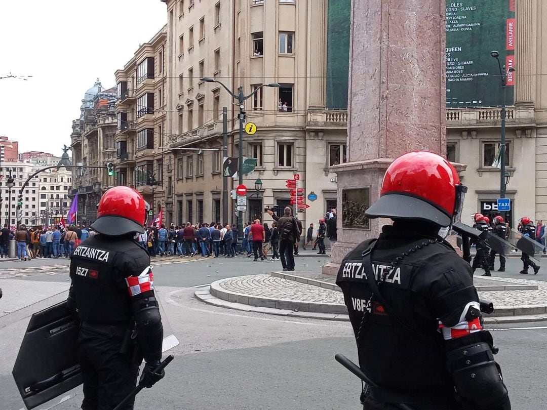 Ertzainas durante movilizaciones de la huelga del Metal