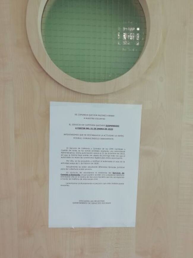 Cartel que avisa de la finalización del servicio de cafetería del Centro de Mayores de Canillejas.