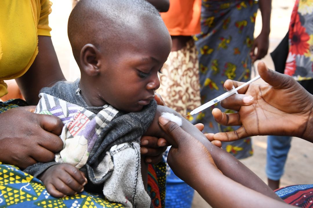 Un niño recibe la vacuna de la meningitis en Bouké, Costa de Marfil. 