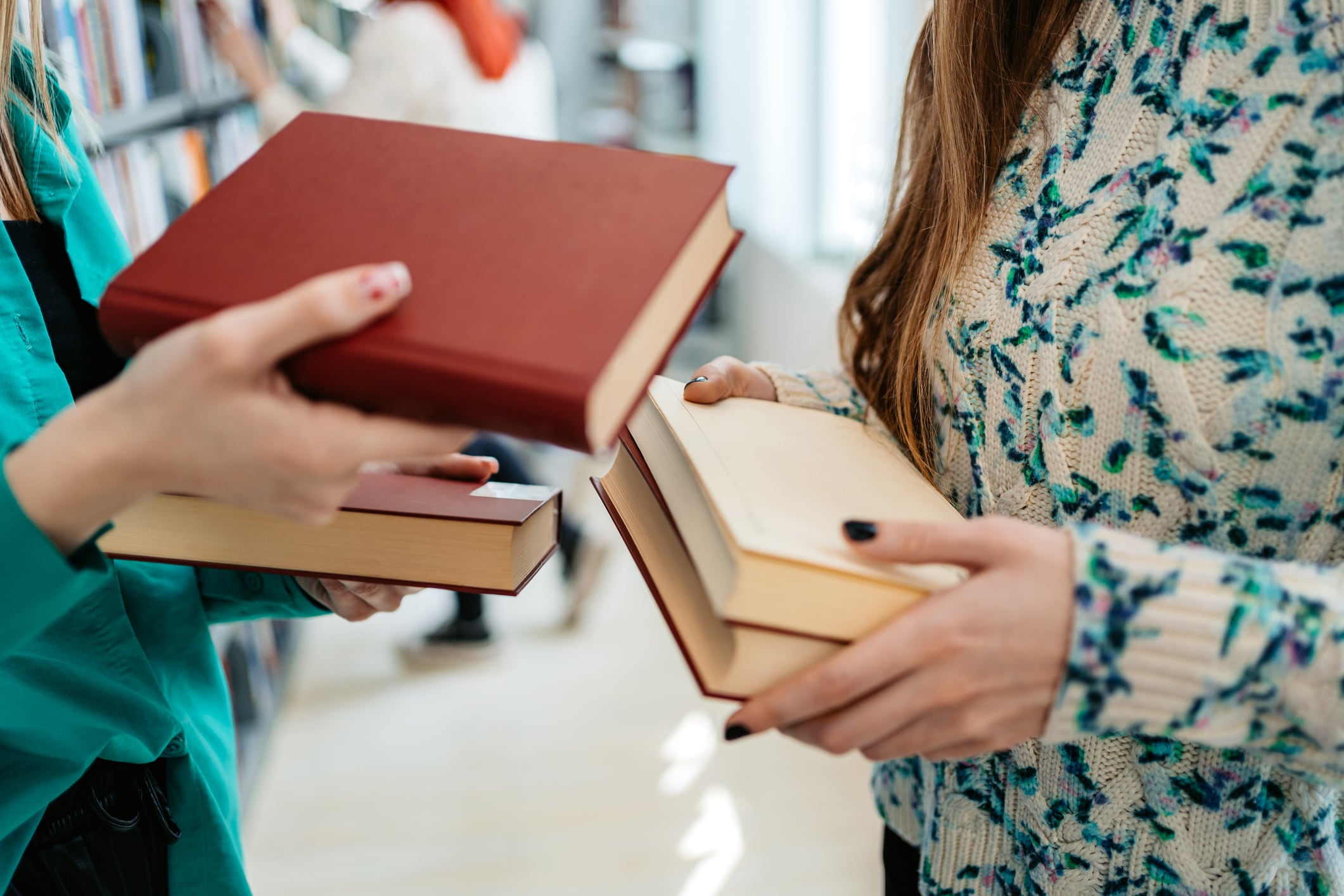 Dos lectores cambian sus libros