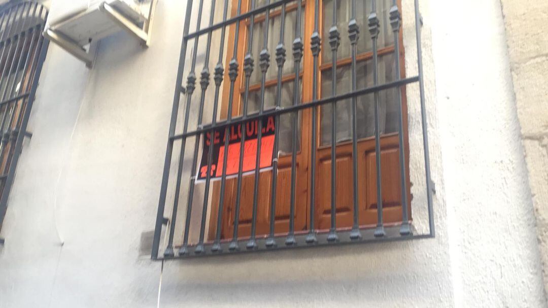 Cartel de &#039;Se Alquila&#039; en un balcón de la capital.