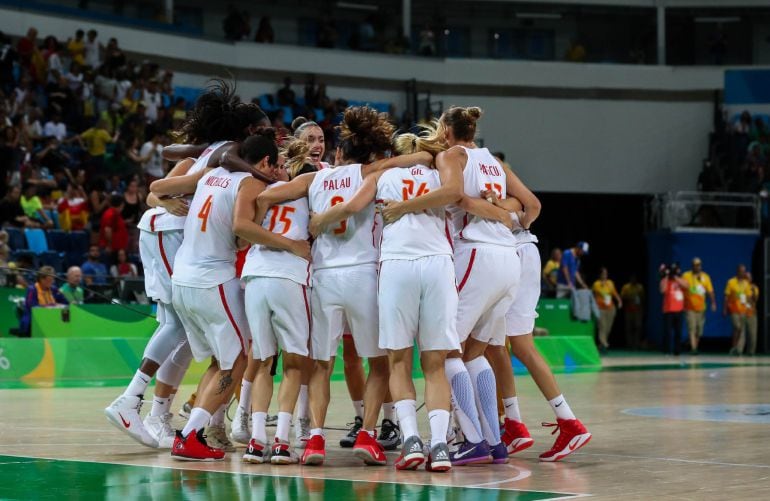 Jugadoras del equipo olímpico de baloncesto de España celebran su victoria ante Serbia