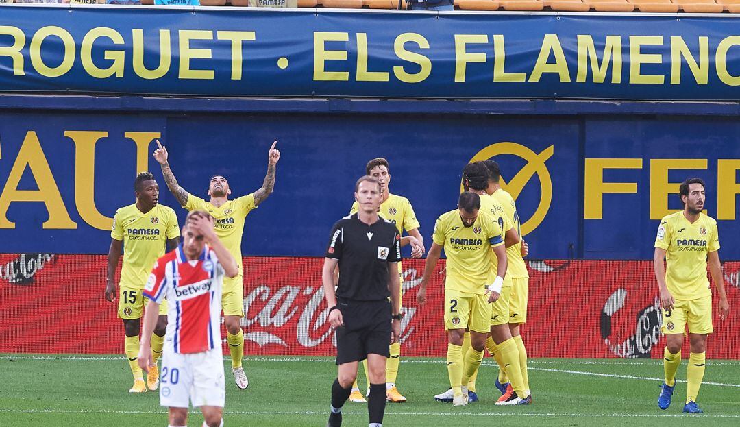 Paco Alcácer celebra uno de los dos goles que marcó contra el Alavés.