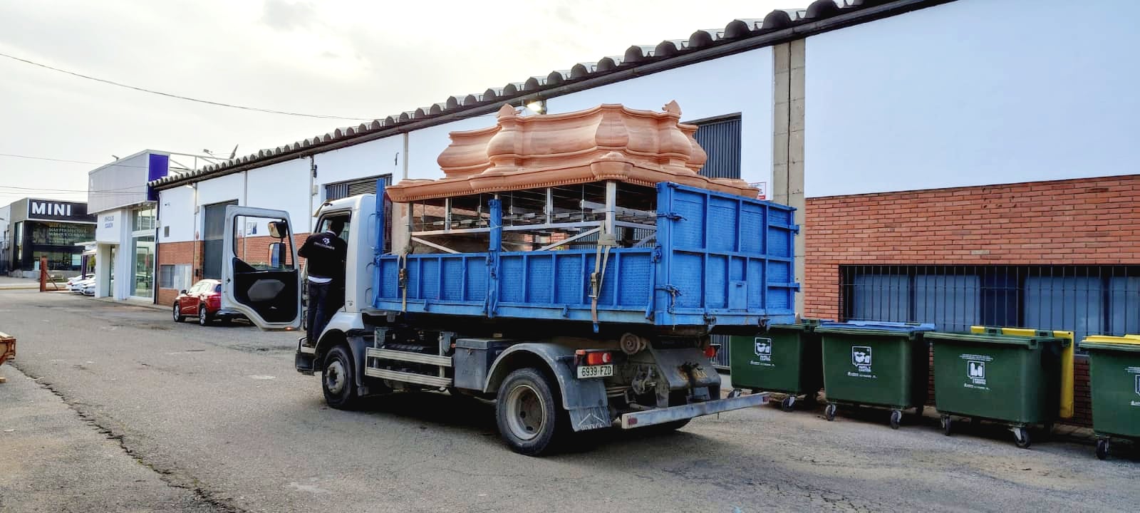 El nuevo paso procesional de la Cofradía de la Humildad de Baeza, en la camioneta que lo llevará hasta su ciudad