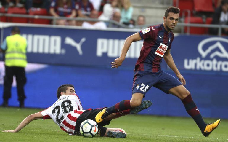 El centrocampista del Eibar Jordán disputa un balón con el jugador del Athletic Iñigo Córdoba