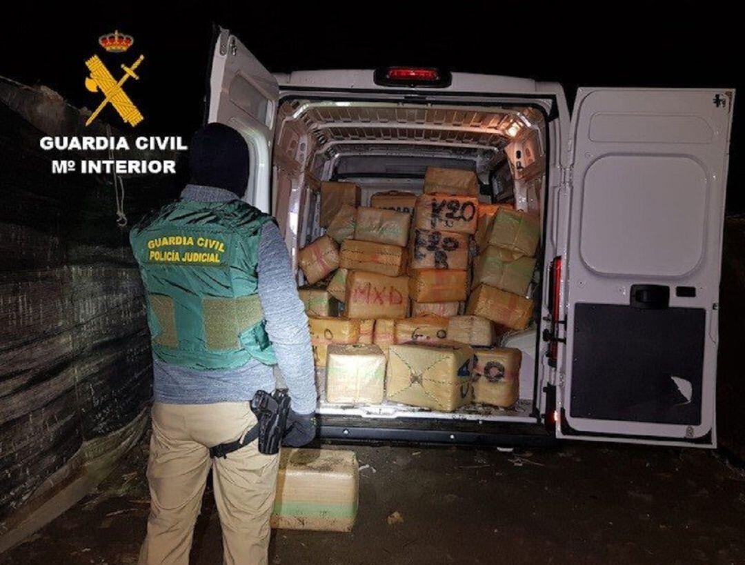 La Guardia Civil detiene a 33 personas en dos operaciones antidroga en varias Comunidades Autónomas. 