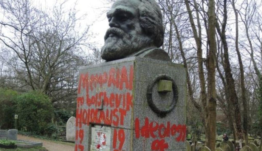 La tumba de Karl Marx en Londres aparece llena de pintadas