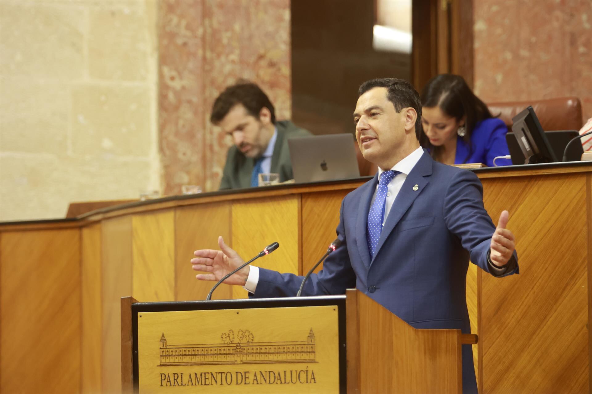 El presidente de la Junta, Juan Manuel Moreno, durante el debate de política general del Parlamento de Andalucía.