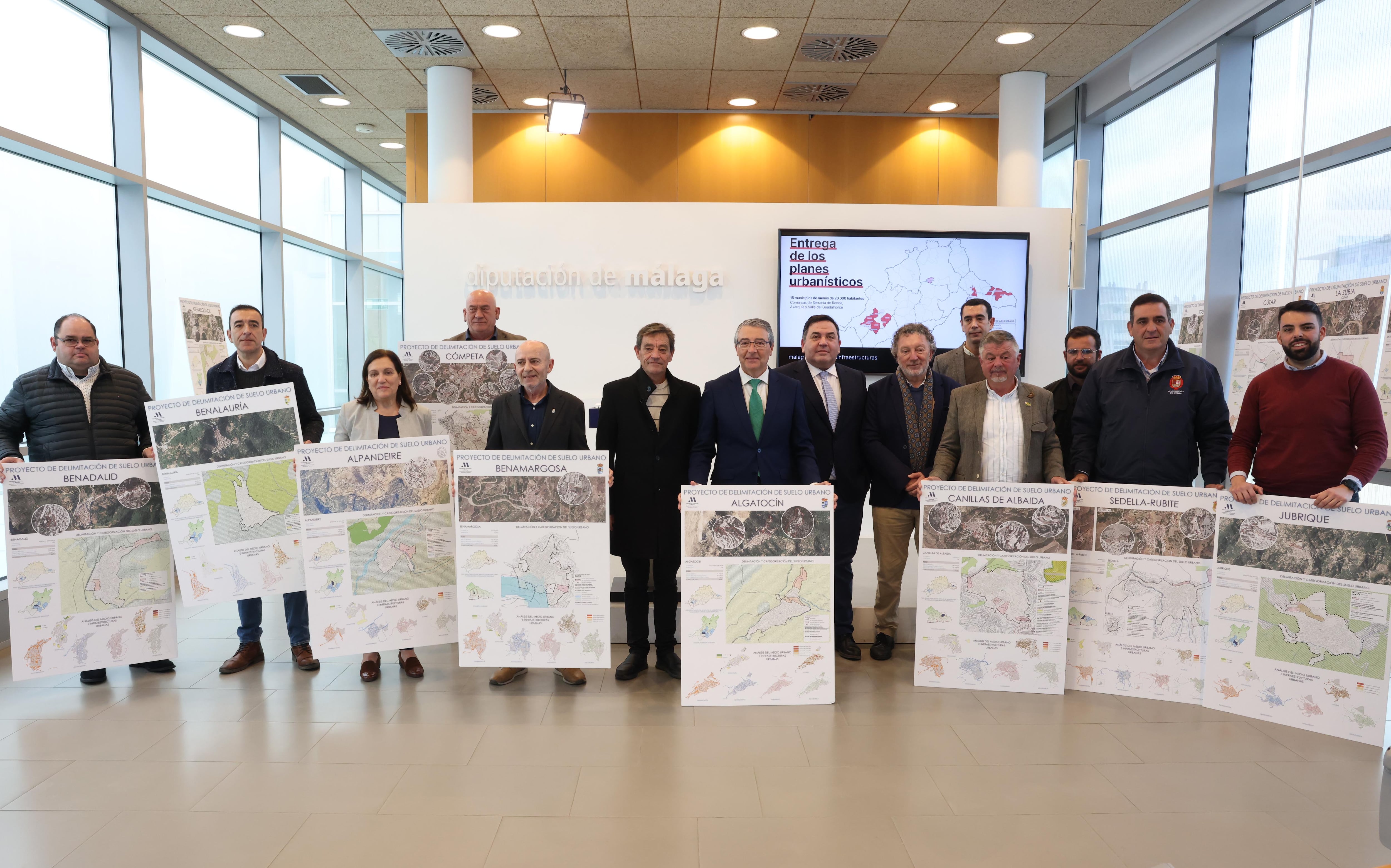 Alpandeire recibió de manos de la Diputación deMálaga su Proyecto de Delimitación de Suelo Urbano (PDSU),