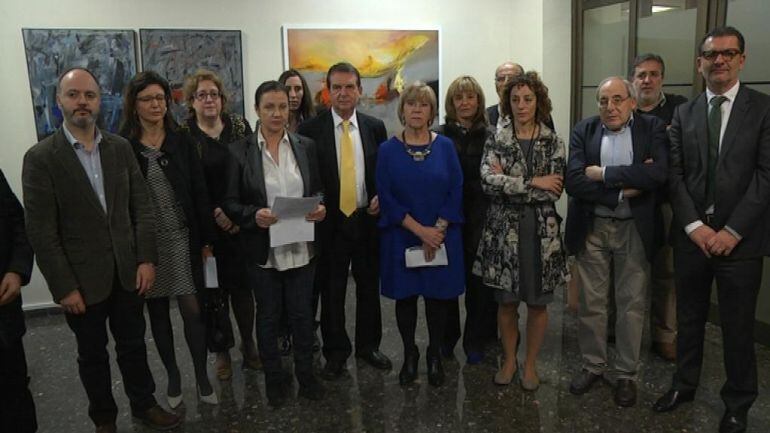 El alcalde de Vigo, en el centro, con el resto de concejales del gobierno local en la protesta protagonizada este miércoles en el Concello de Vigo.