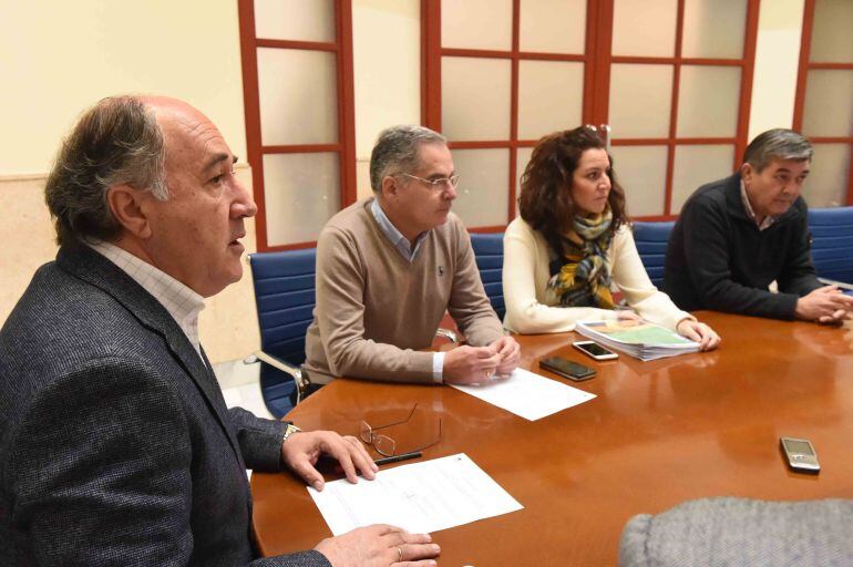 El alcalde, José Ignacio Landaluce, junto a varios de sus concejales.