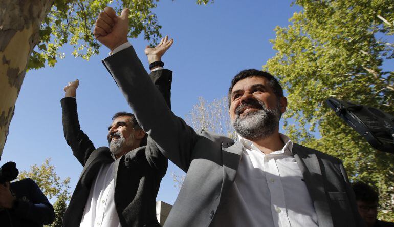 Los presidentes de la Asamblea Nacional Catalana, Jordi Sànchez (d), y de Òmnium Cultural, Jordi Cuixart (i), a su salida de la Audiencia Nacional tras declarar ante la jueza Carmen Lamela