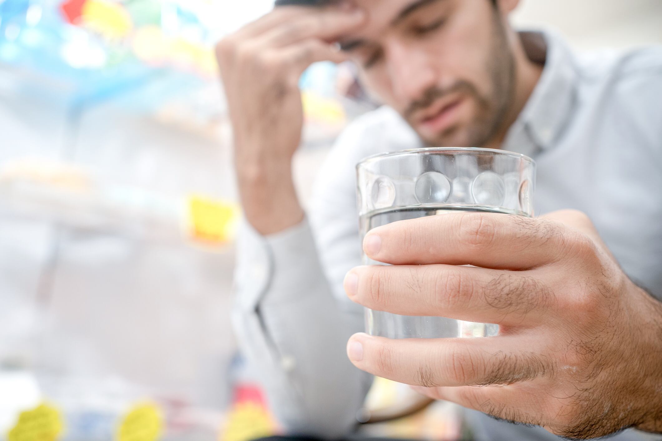 Un hombre sufre los efectos de la resaca.