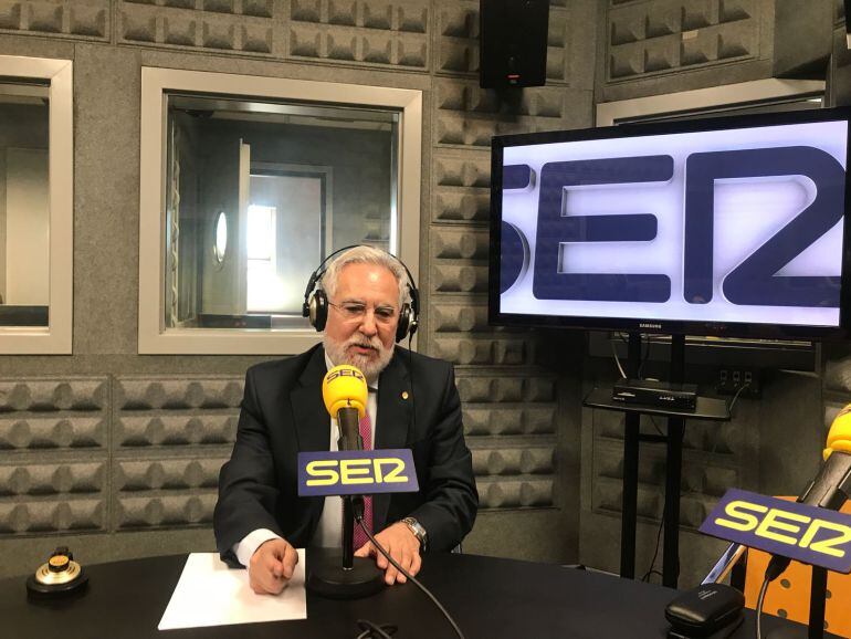 Miguel Santalices, en el estudio de Radio Coruña, Cadena Ser, durante la entrevista