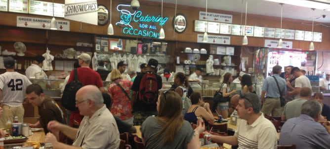 El restaurante neoyorquino Kat&#039;z lleva desde 1888 en una esquina del Lower East Side de Manhattan vendiendo su famosos sándwiches de pastrami.