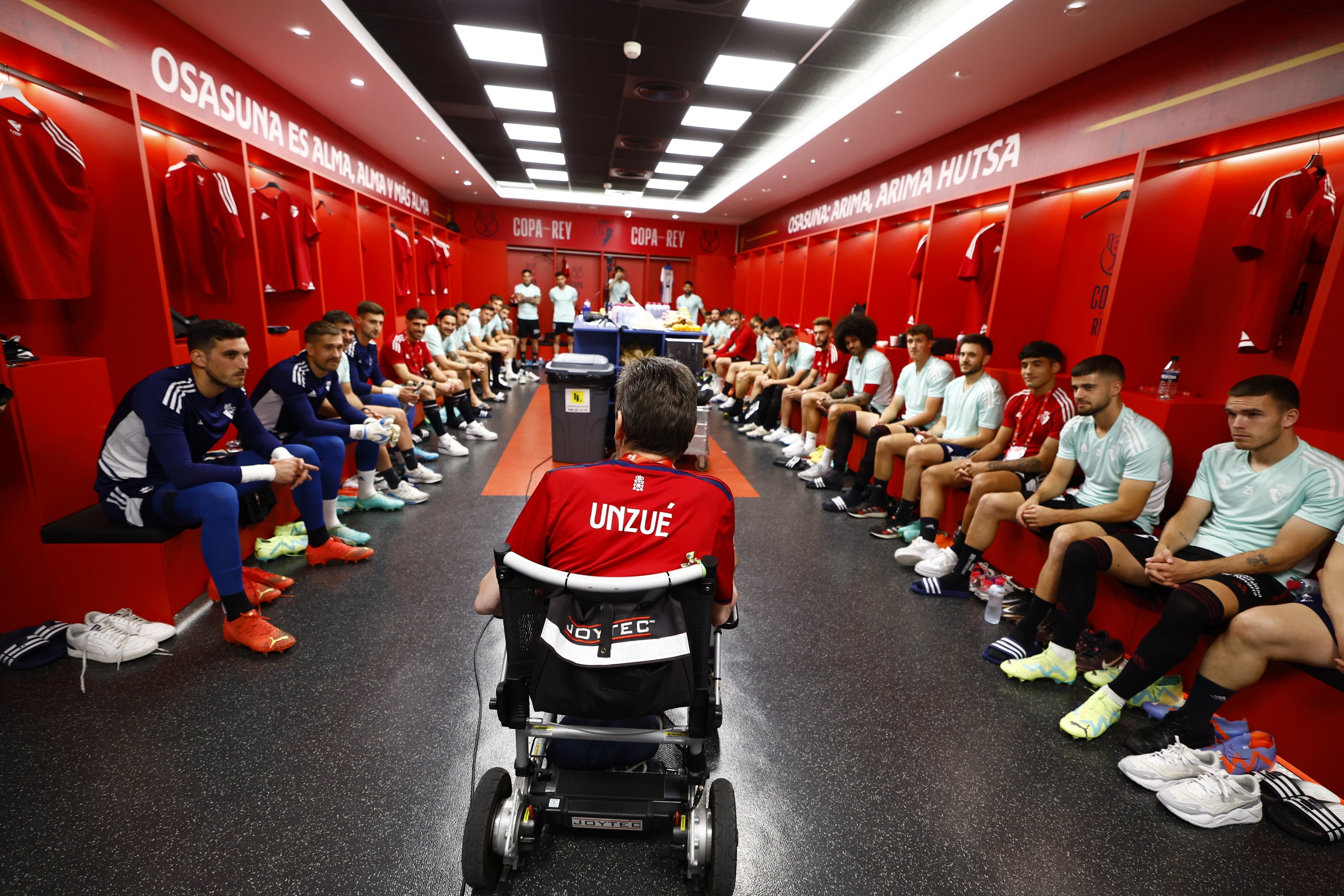 Juan Carlos Unzué charla con los jugadores de Osasuna antes de la final de Copa