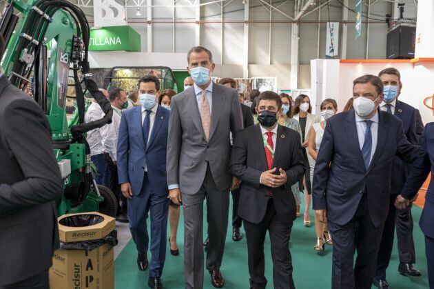 Visita de Felipe VI a Expoliva, junto al presidente de la Junta, Juanma Moreno; el presidente de la Diputación de Jaén y otras autoridades.