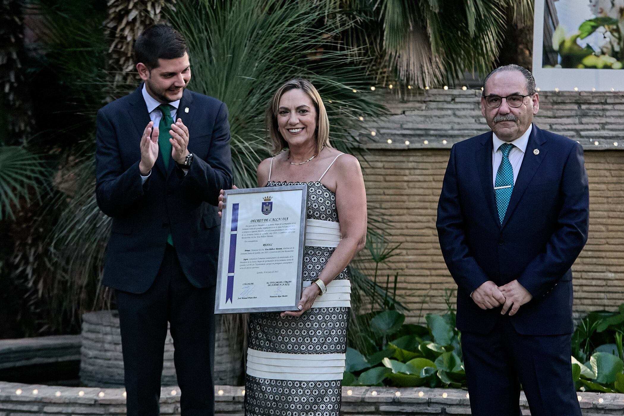 Eva Pellicer, junto al alcalde y el presidente de la Junta Mayor de Hermandades en el acto de su petición.