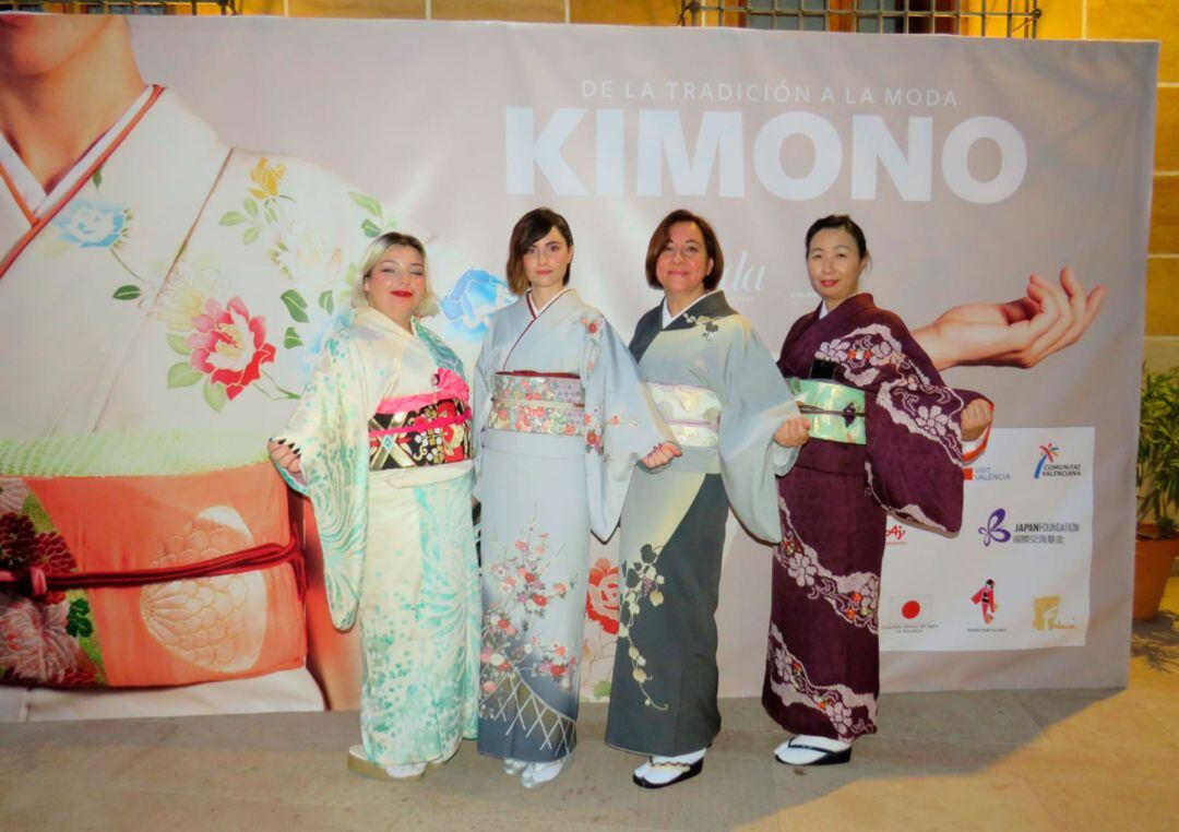 Miriam Ocaña, presidenta de la entidad, Laura Pérez, vicepresidenta, la alcoyana Anna Miró, secretaria, y la socia Miki Sato
