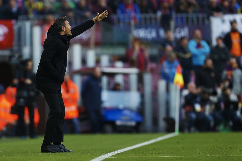 Luis Enrique da indicaciones a sus jugadores en el Clásico