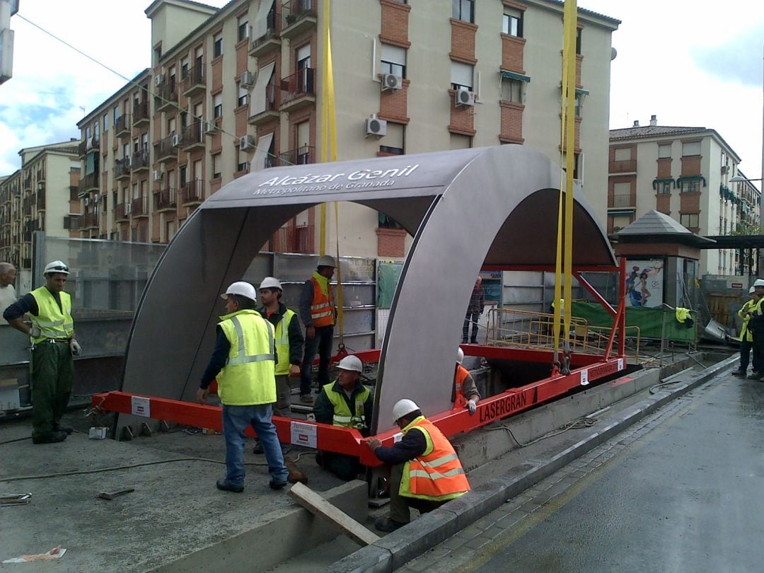 Boca de metro de la estación Alcázar Genil, en Camino de Ronda