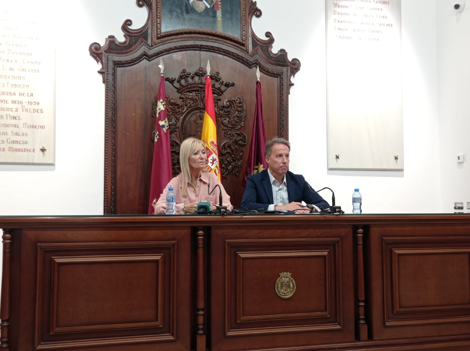 Carmen Menduiña, portavoz de VOX y el alcalde de Lorca, Fulgencio Gil