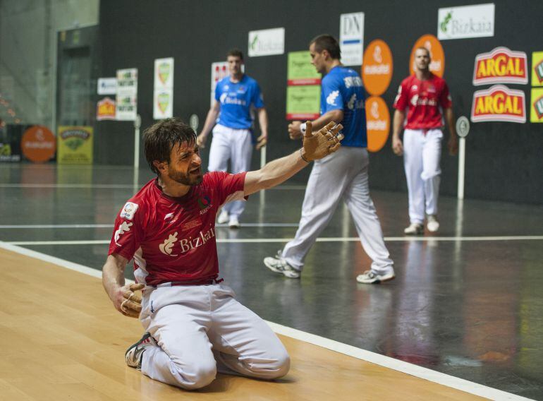 Pablo Berasaluze se lamenta tras fallar un tanto en la final del Campeonato de Mano Parejas